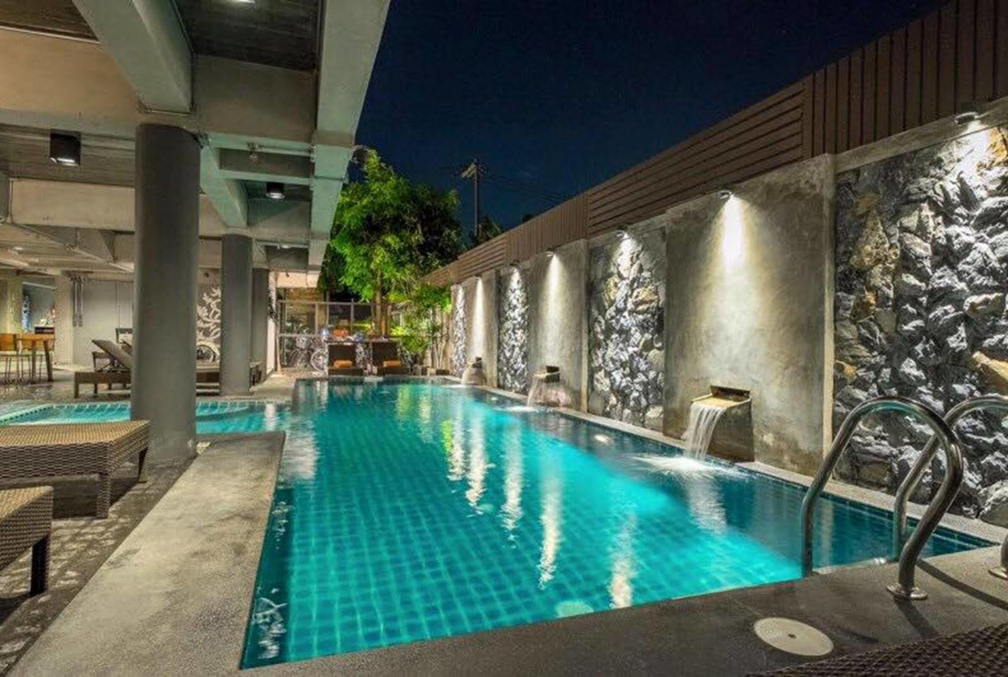 Hotel Thapae Loft à Chiang Mai Extérieur photo